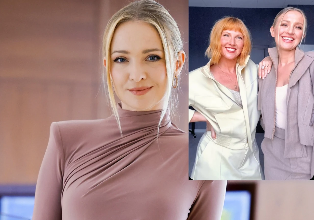 Uśmiechnięta kobieta w beżowej, dopasowanej sukience na tle wnętrza, obok dwa ujęcia kobiet w eleganckich stylizacjach, jedna w jasnym zestawie, druga w szaro-beżowym komplecie, obie pozują razem i także się uśmiechają.