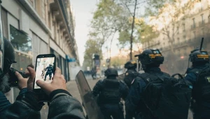Zamieszki w Paryżu. Policjanci szykują się do szturmu