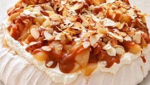 Cynamonowa Pavlova z jabłkami, gruszkami, karmelem i migdałami