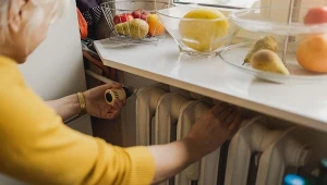 Karton i folia aluminiowa wystarczą, by przygotować prosty ekran za kaloryfer. 