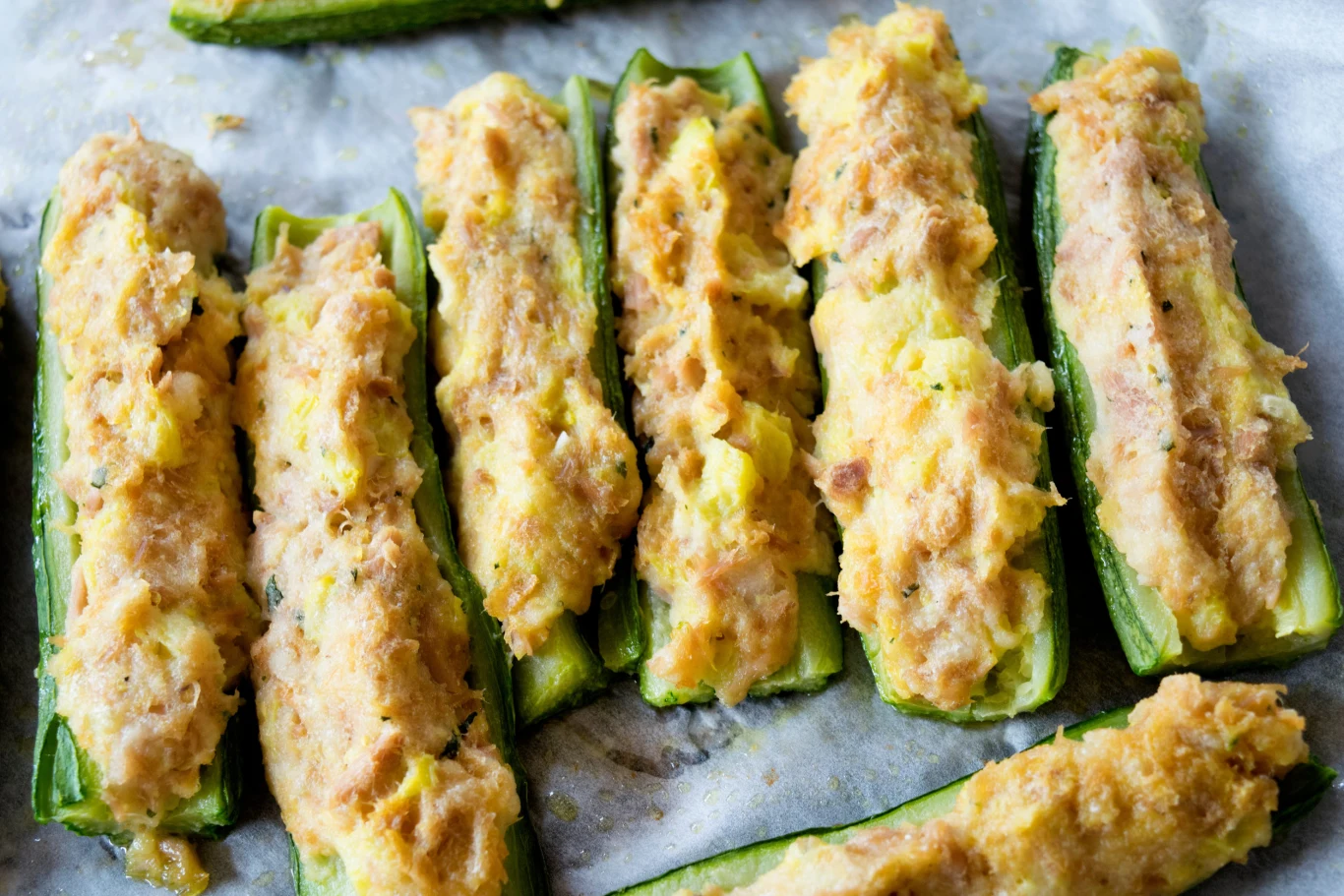 Cukinia zapiekana pod parmezanem świetnie sprawdzi się na lekki obiad lub kolację. cukinia zapiekana pod parmezanem