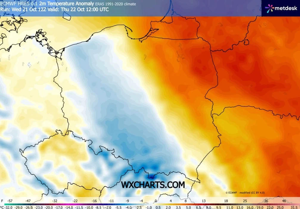 Mapa Polski i sąsiednich krajów z prognozą anomalii temperatury, pokazująca rozległy obszar obniżonej temperatury w środkowej oraz zachodniej części Polski, podczas gdy wschodnia część kraju znajduje się w strefie wyraźnie podwyższonych wartości termic...