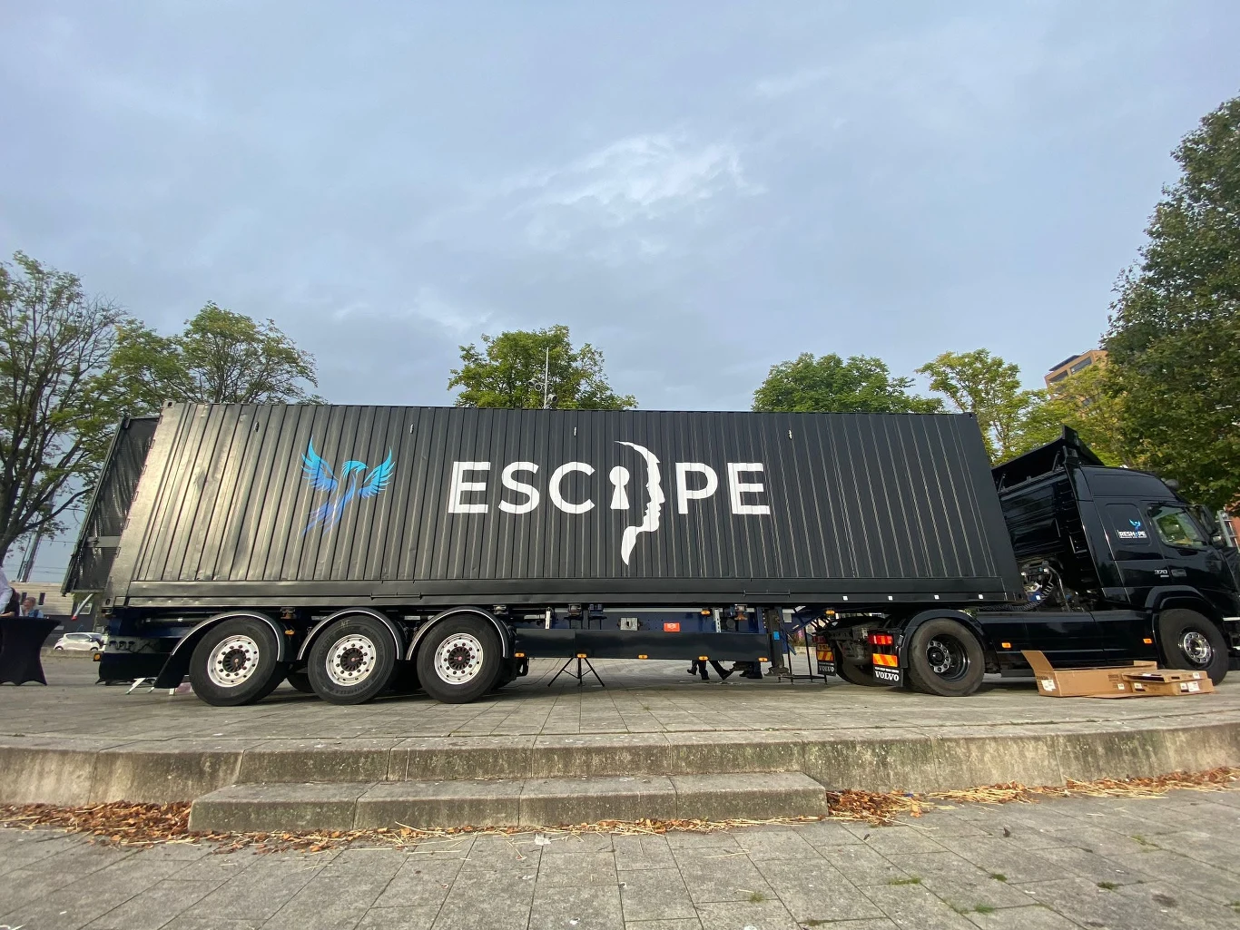 Escape Truck Escape Truck, czarny kontener z napisem 'ESCAPE' i grafiką twarzy oraz motyla, stoi na miejskim placu w Rudzie Śląskiej