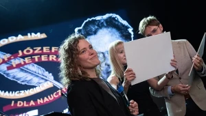 "Czasy są bardzo pilne - musimy zwolnić" - to wymowne hasło wisi nad drzwiami katowickiego Liceum Sowizdrzała. Na zdjęciu dyrektorka szkoły, Dominika Hofman, ze statuetką Nagrody im. Profesora Józefa Pietera