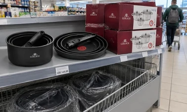 Czarne garnki i patelnie Gerlach Smart z odpinaną rączką oraz kartony zestawu First na półce Aldi, cena 149,99 zł
