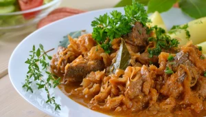 Bigos staropolski to przysmak gotowany na dwóch rodzajach kapusty z suszonymi grzybami i śliwkami
