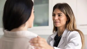 Hormonoterapia jest jedną z metod leczenia hormonozależnego raka piersi. Choć może zmniejszać ryzyko nawrotu choroby, wiąże się również z działaniami niepożądanymi, w tym objawami przypominającymi menopauzę