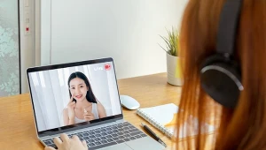 Na filmikach promują kosmetyki mające dawać "glass skin". Nie każda cera jednak dobrze na nie zareaguje