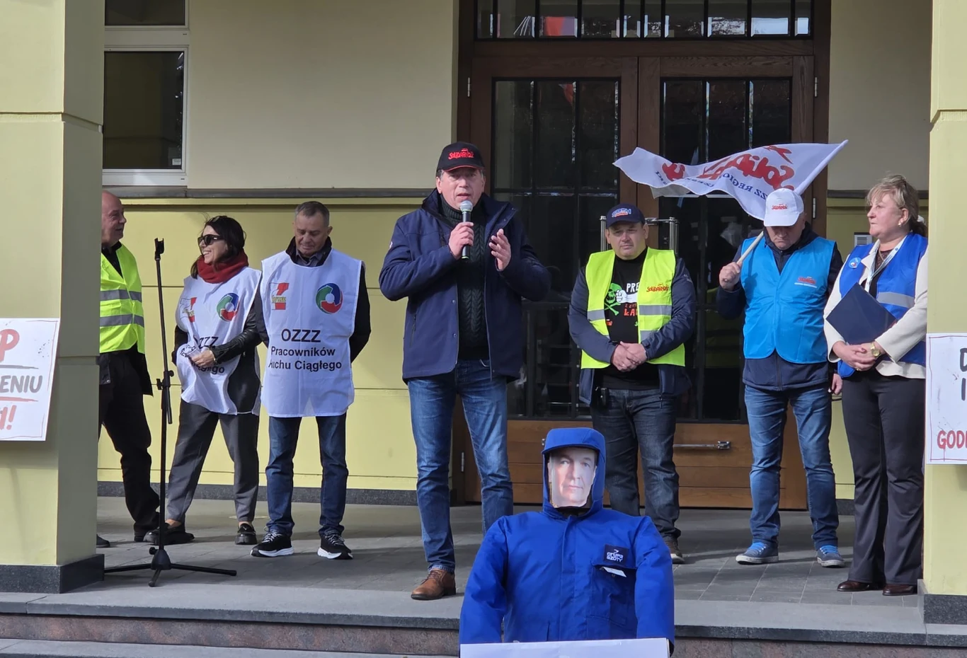 Protest pracowników Grupy Azoty w Tarnowie. Związkowiec przemawia podczas protestu pracowników Grupy Azoty przed budynkiem firmy w Tarnowie.