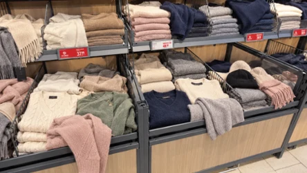 Selgros ma swetry ze 100% kaszmiru. Ceny od 399 zł, a do tego czapki i szale na zimę
