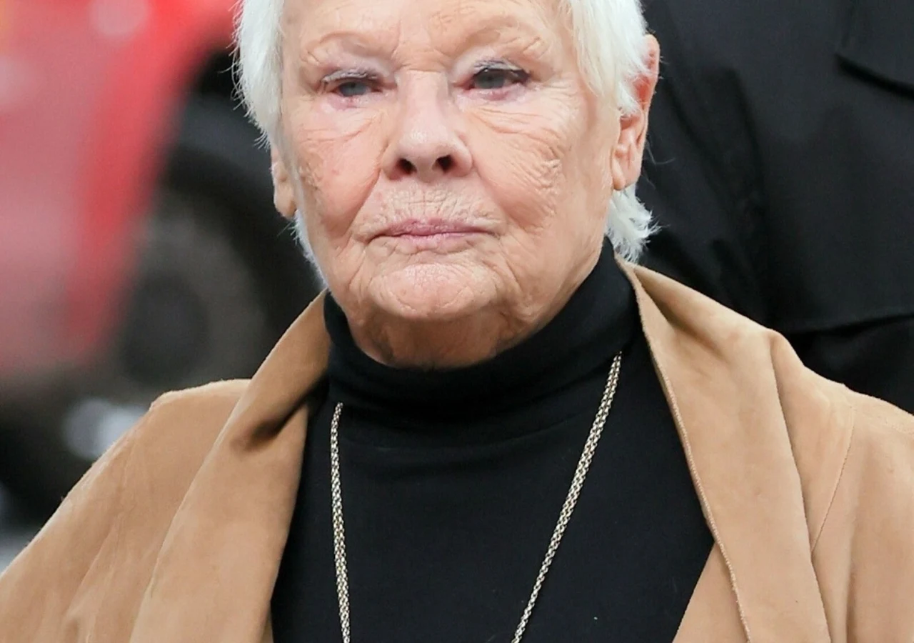 Judi Dench Judi Dench w czarnym golfu i beżowej kurtce patrzy w obiektyw