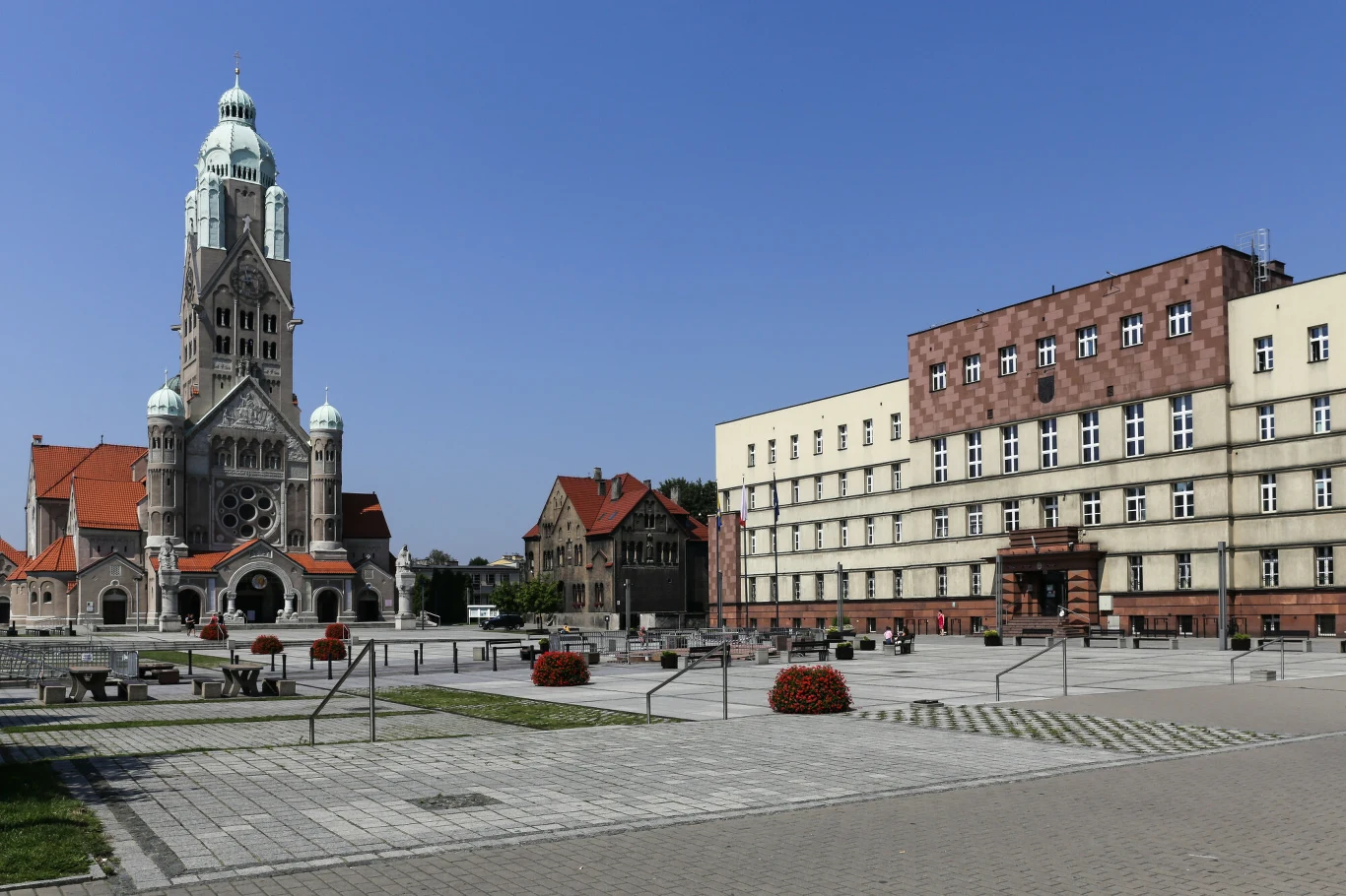 Centrum Rudy Śląskiej. Zdj. ilustracyjne Budynki w centrum Rudy Śląskiej w słoneczny dzień.