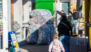 Stawki dla producentów w polskim systemie kaucyjnym są wyższe niż w innych krajach Europy - wskazuje nowy raport