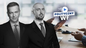 Robert Mazurek i Krzysztof Stanowski w eleganckich garniturach na tle logo programu Polityczny WF.