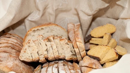 Co włożyć do chlebaka, by pieczywo wolniej czerstwiało?