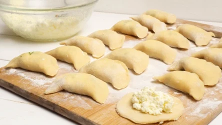Moje ciasto na pierogi jest miękkie i sprężyste. Olej zastępuje innym tłuszczem. 