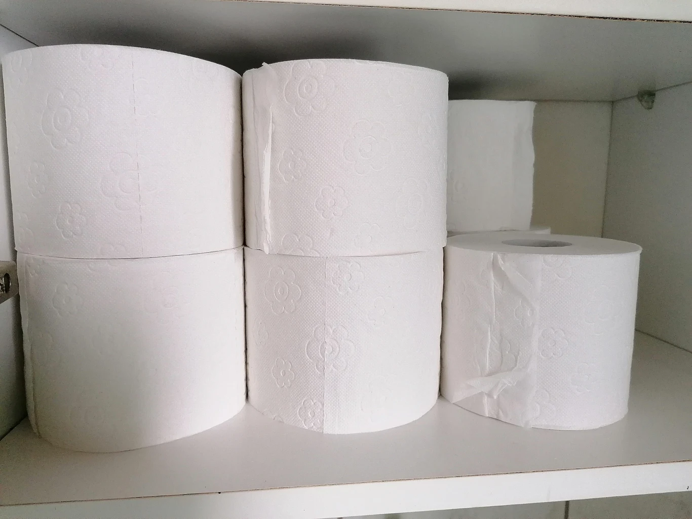 Gdzie najlepiej przechowywać zapasowe roli papieru toaletowego? Papier toaletowy w szafce