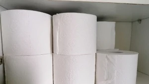 To najgorsze miejsce do trzymania papieru toaletowego. Zbiera wszystko