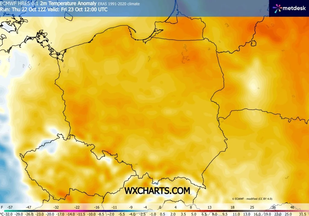 Mapa meteorologiczna przedstawiająca anomalię temperatury nad Polską w odcieniach pomarańczowego i żółtego.