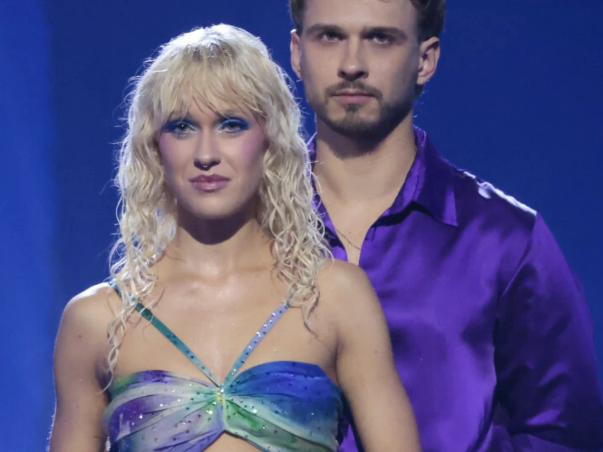 Helena Englert, Roman Osadchiy Helena Englert w niebieskiej sukni i Roman Osadchiy w fioletowej koszuli na planie programu Taniec z gwiazdami.