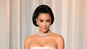 Kim Kardashian zmieniła sukienkę podczas urodzinowej kolacji. Zaskoczyła?