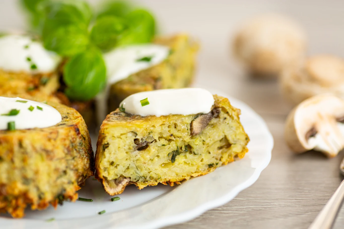 Babeczki jajeczne z pieczarkami to pomysł na szybkie śniadanie pełne białka. Babeczki jajeczne z pieczarkami i serem cheddar podane na talerzu