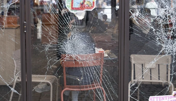 Protestujący zniszczyli witryny sklepów i kawiarni