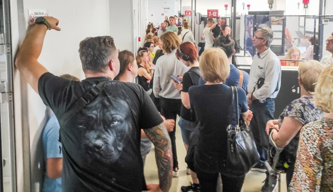 Biuro paszportowe i ludzie czekający w kolejce po dokumenty