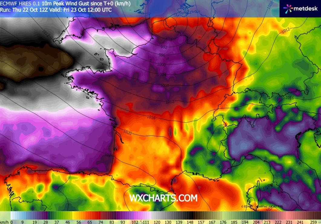 Kolorowa mapa meteorologiczna przedstawiająca prognozę porywów wiatru nad Europą z zaznaczonymi izobarami.