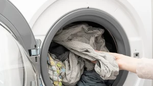 Wyjmij skurczoną w praniu bluzkę i weź miskę. Ubranie odzyska kształt