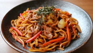 Makaron udon z aromatycznym sosem smakuje naprawdę genialnie