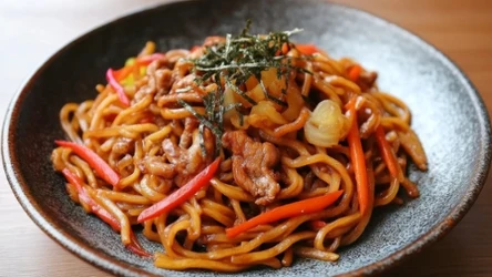 Makaron udon z aromatycznym sosem smakuje naprawdę genialnie
