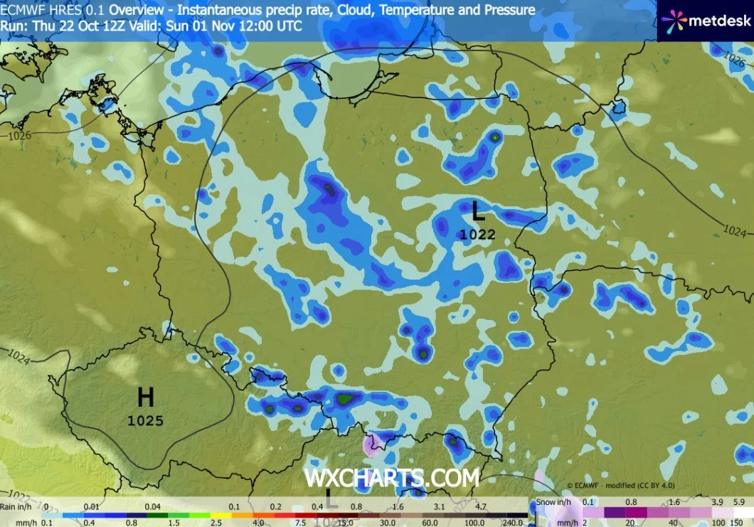Mapa pogody Europy Środkowej z zaznaczonymi obszarami opadów, wyżem atmosferycznym H 1025 nad zachodnią częścią oraz wyżem H 1022 nad częścią północno-wschodnią Polski, kolorowa skala opadów i izobary ciśnienia atmosferycznego.