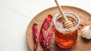 Ten sos robi furorę na TikToku. Wystarczą miód i kilka prostych składników