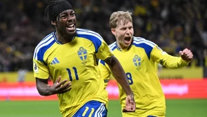 Anthony Elanga (na pierwszym planie) nie kojarzy nam się dobrze. To on zdobył pierwszą bramkę w przegranym przez Polaków finale barażów o mundial