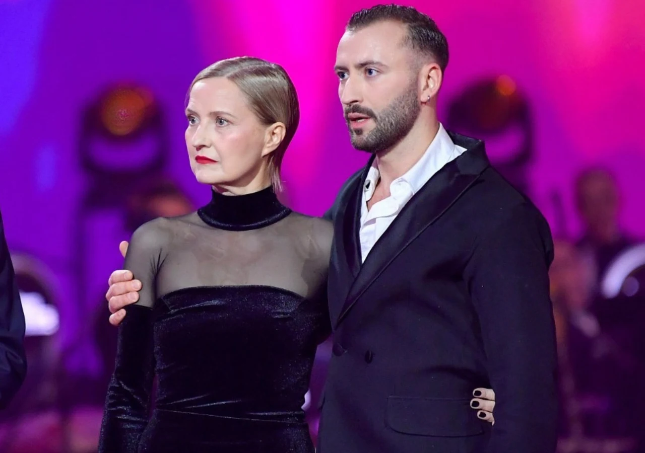 Izabela Kuna i Michał Bartkiewicz w "Tańcu z gwiazdami" Izabela Kuna w czarnej eleganckiej sukni i Michał Bartkiewicz w garniturze w programie "Taniec z gwiazdami"