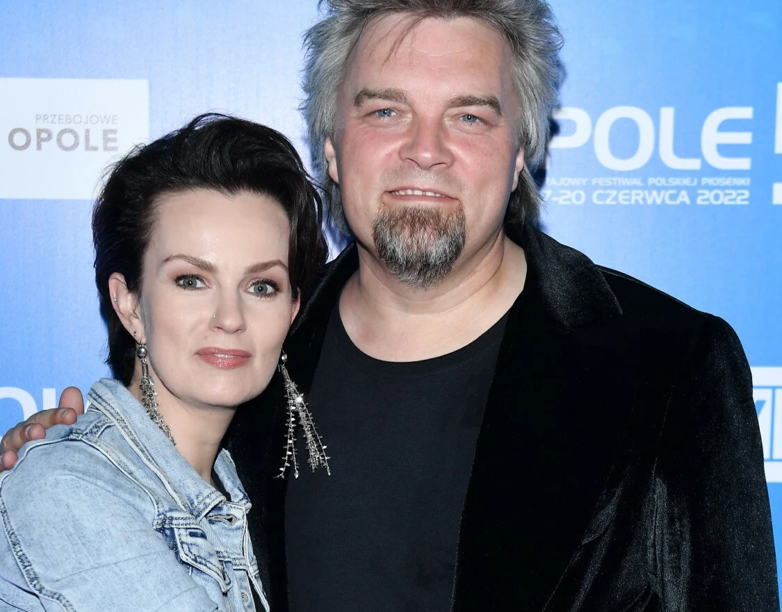 Wojciech Cugowski i jego żona Krystyna Wojciech Cugowski z żoną Krystyną Marczewską na ściance promocyjnej podczas wydarzenia w Opolu.