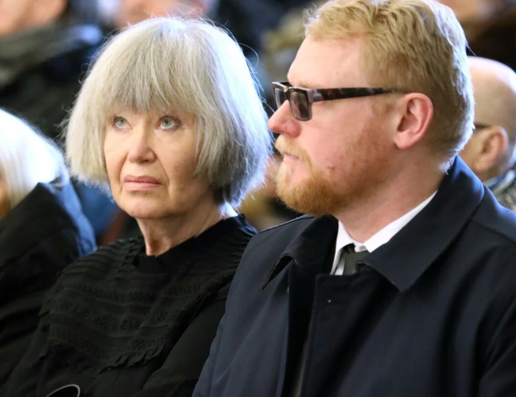 Grażyna Lisiewska na pogrzebie Jerzego Gruzy Grażyna Lisiewska podczas uroczystości pogrzebowych Jerzego Gruzy.