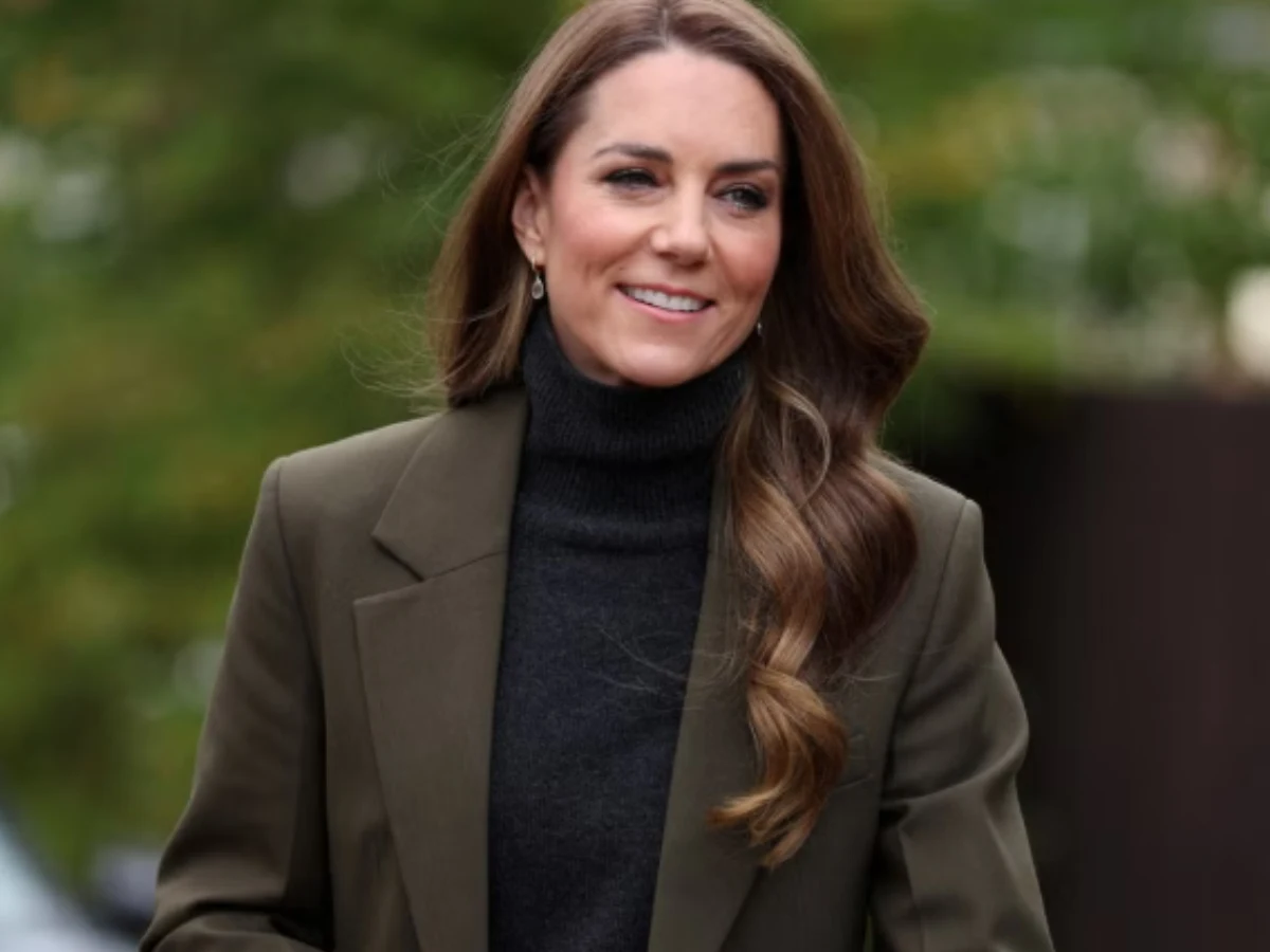 Księżna Kate Księżna Kate w oliwkowej marynarce od Victorii Beckham i ciemnym golfie podczas wizyty w Ipswich.