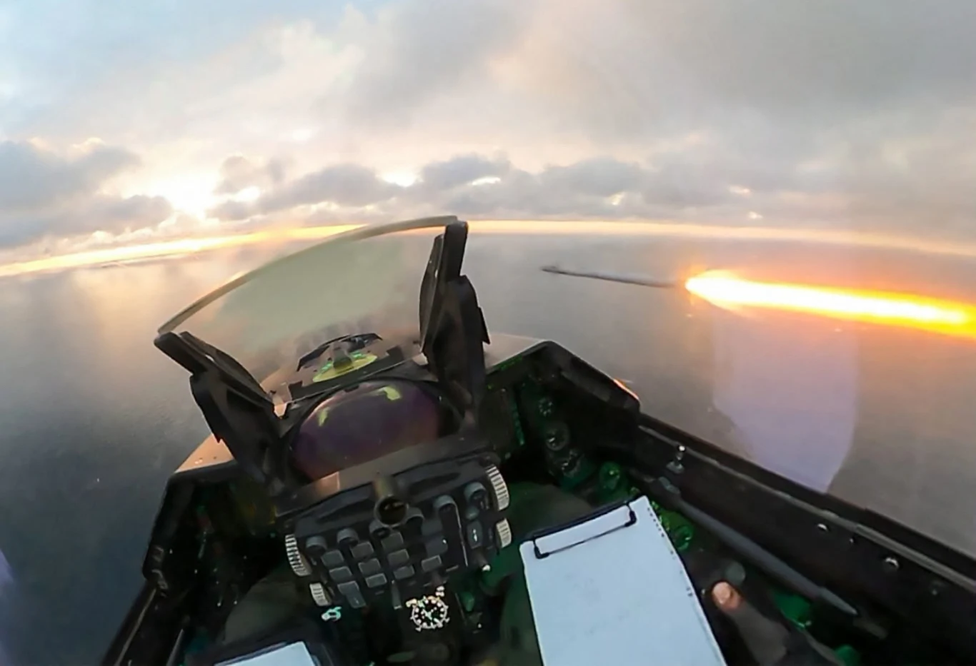 Ujęcie z rumuńskiego F-16 podczas akcji w celu zneutralizowania drona nad Morzem Czarnym Kokpit myśliwca podczas odpalania pocisku nad morzem o zachodzie słońca, z wyraźnym śladem ognia ciągnącym się w kierunku horyzontu.