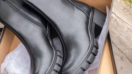 Buty skórzane muszą mieć odpowiednie warunki przechowywania. Przed włożeniem ich do pudelka pamięaj o umyciu i natłuszczeniu 