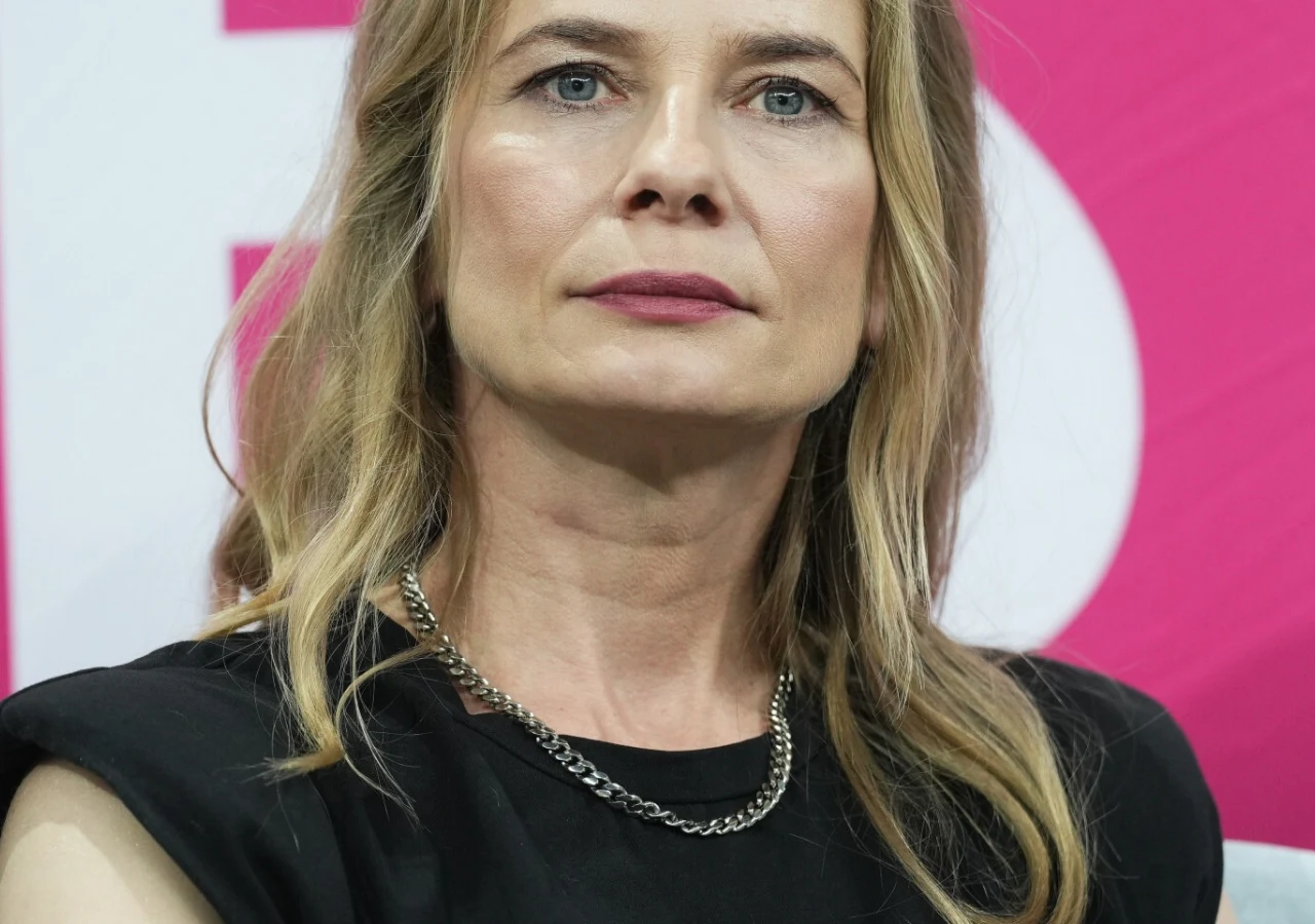Magdalena Cielecka Magdalena Cielecka w programie "Rozmowy (nie)wygodne". Aktorka ma na sobie czarną bluzkę i srebrny łańcuszek.