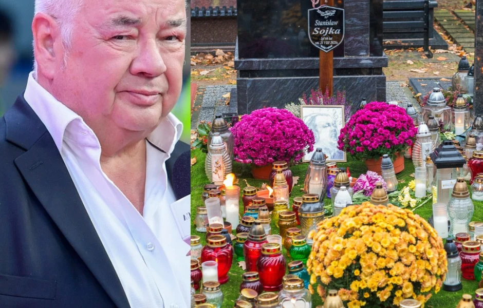 Grób Soyki przed renowacją Starszy mężczyzna w białej koszuli oraz ciemnej marynarce z poważnym wyrazem twarzy, obok nagrobek ozdobiony licznymi zniczami i kolorowymi kwiatami, w tym różowymi i żółtymi chryzantemami.