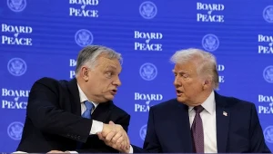 Viktor Orbán podaje rękę prezydentowi USA Donaldowi Trumpowi podczas uroczystego podpisania deklaracji powołującej inicjatywę Trumpa - Radę Pokoju. Davos, Szwajcaria, styczeń 2026 r.