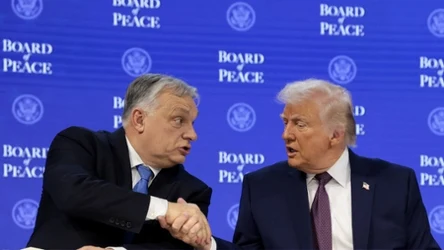 Viktor Orbán podaje rękę prezydentowi USA Donaldowi Trumpowi podczas uroczystego podpisania deklaracji powołującej inicjatywę Trumpa - Radę Pokoju. Davos, Szwajcaria, styczeń 2026 r.