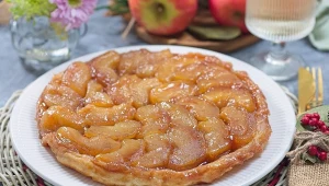 Tarta tatin, czyli francuskie odwrócone ciasto z jabłkami. Użyj gotowego ciasta francuskiego i oszczędź sobie czasu