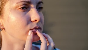 Naukowcy sprawdzili, jak wirus opryszczki pospolitej wpływa na odporność mózgu i jego funkcje obronne. Wyniki zaskakują