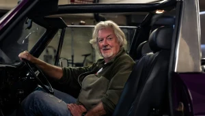 James May sprzedaje samochód. Fani programu The Grand Tour dobrze go znają.