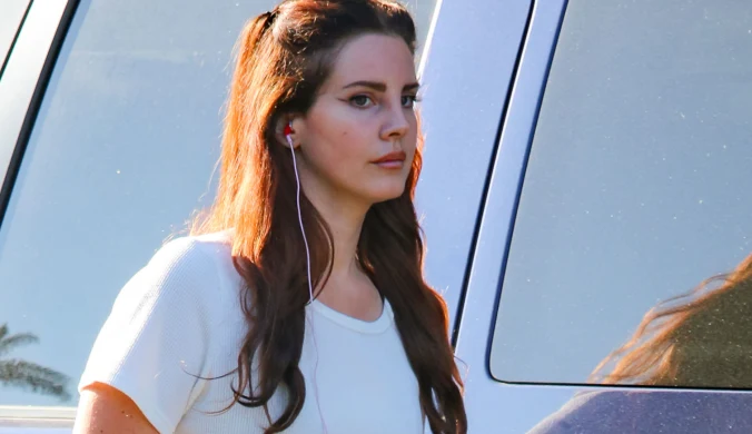 Lana Del Rey zauważyła kobietę proszącą o pomoc. Otworzyła okno samochodu i dała jej pieniądze