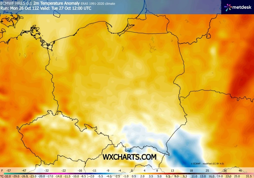 Mapa anomalii temperatury powietrza w Polsce z wyraźnym obszarem niskich temperatur na południu oraz cieplejszymi tonami obejmującymi centralną i północną część kraju.